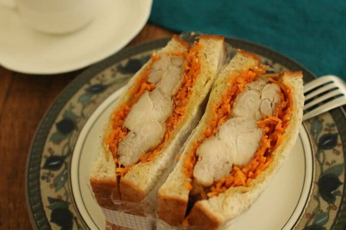 ニンジンナムルと照り焼きチキンサンド