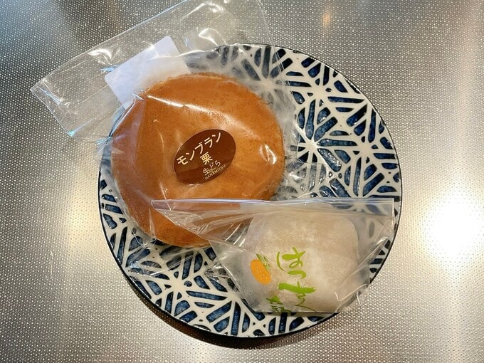 ワークトップに皿をおいた様子