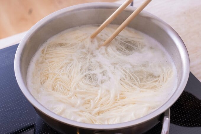 そうめんをゆでる