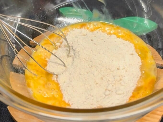 卵と砂糖を混ぜるとこ