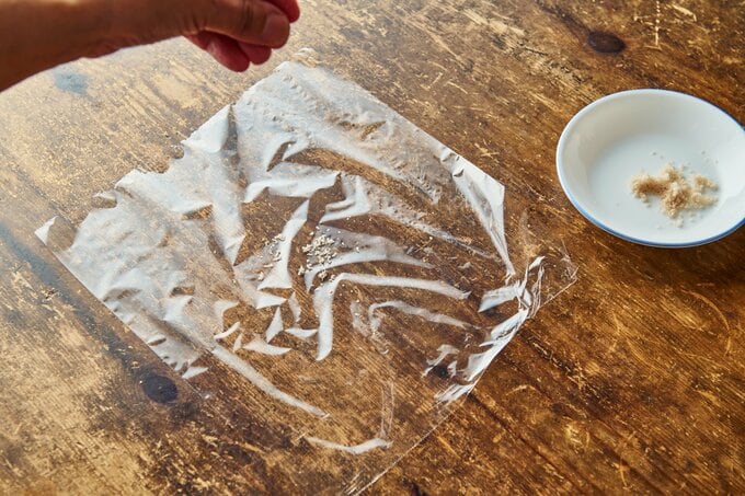 ラップに塩をふる