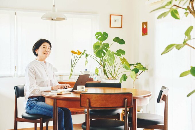 ダイニングに女性