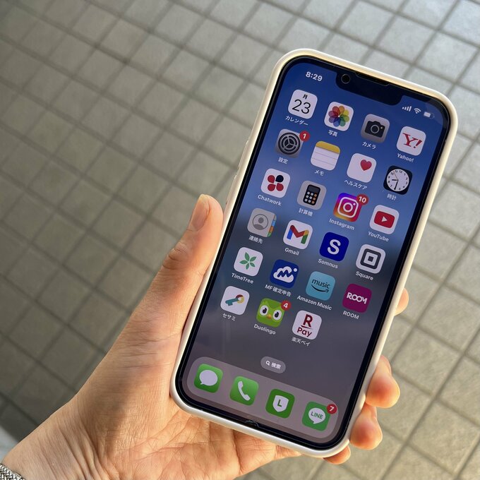 ようさんスマホを持つ手