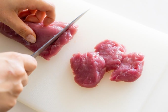 お肉を切る
