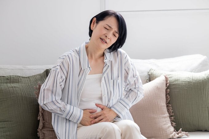 腹痛に苦しむ女性
