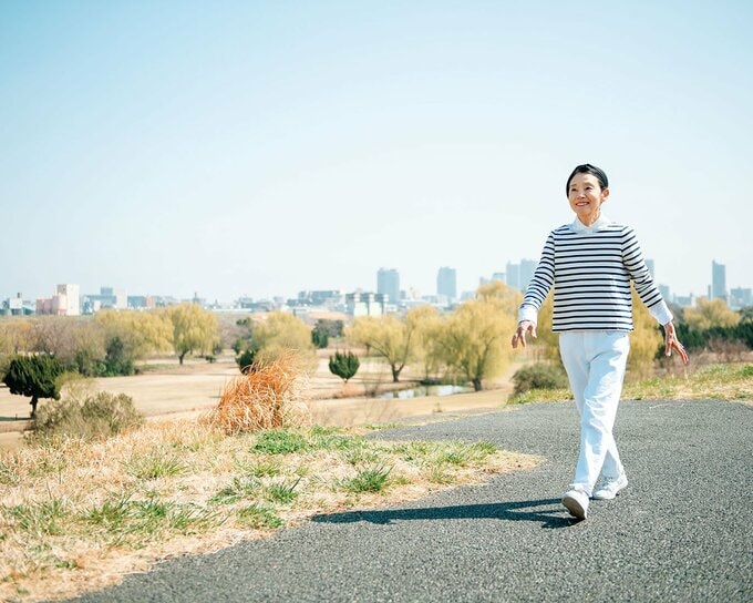 土手散歩する女性
