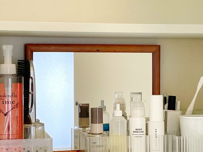 鏡とスキンケア用品