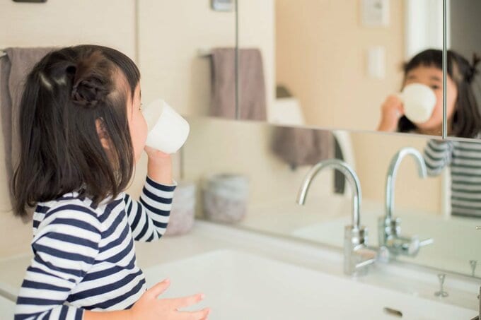 子どもがコップを使う様子