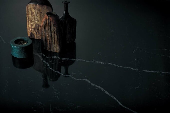 「クォーツカウンター」のマルキーナブラック