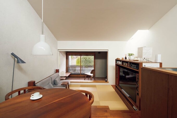 ダイニングからインナーバルコニーを見る