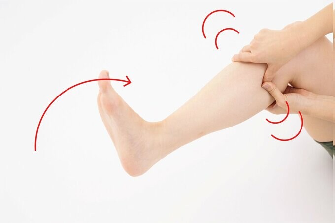 ツボを押しながら足首を上げる