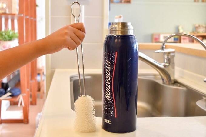 柄付きスポンジと水筒