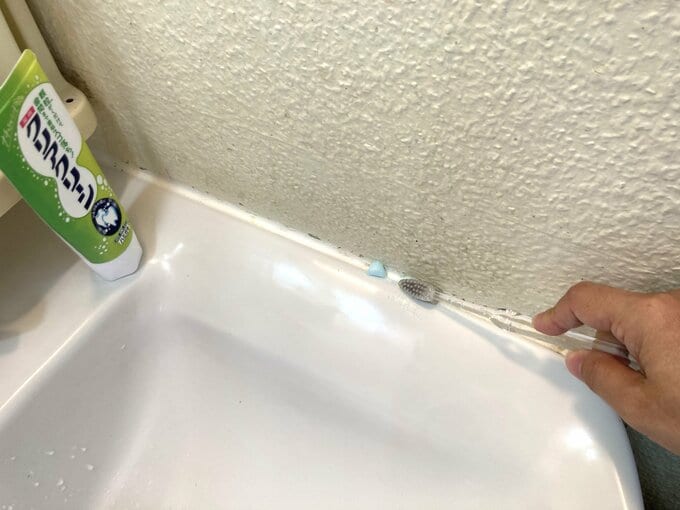 歯みがき粉を汚れの近くにつけ、