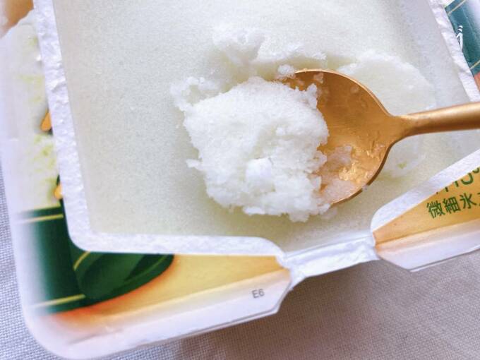 アイスをすくう様子