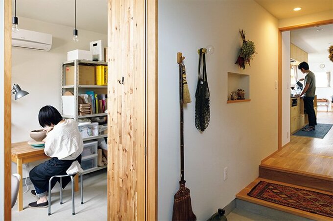 玄関から見た工房とキッチン