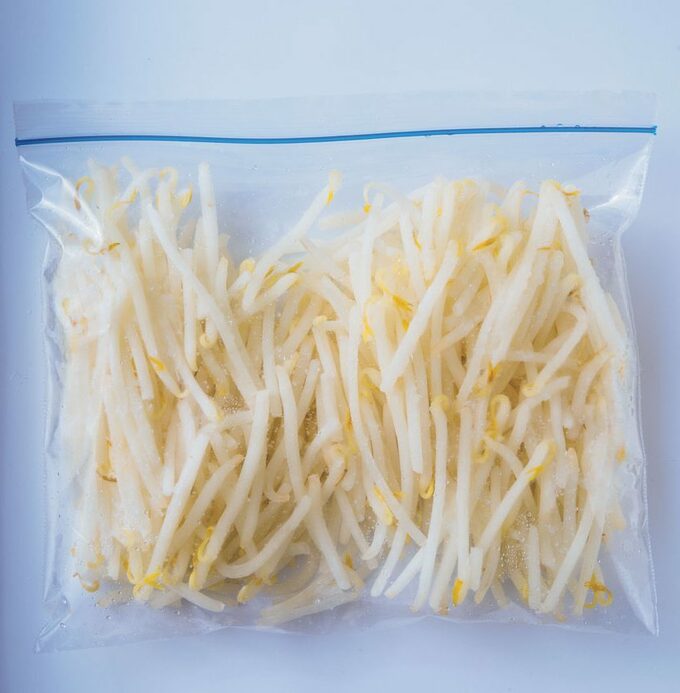 保存袋にモヤシ
