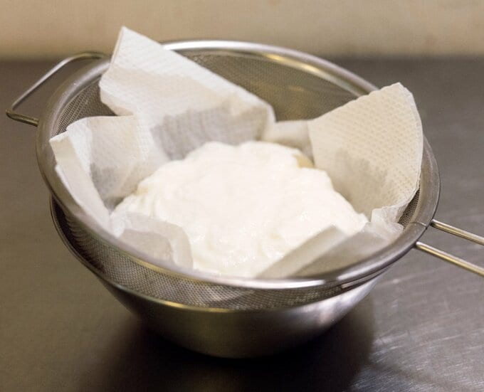 ヨーグルトをザルで水切りする