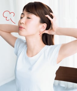 後頭部に指を当て 胸を開いて深呼吸