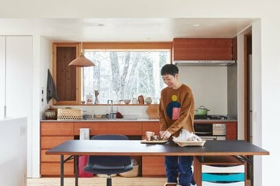 山里に移住した小川糸さんの「キッチン収納」。引き出しの中は“ざっくり片づけ”でOK