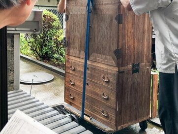 実家の片づけで、70年前のタンスを新品同様に修理。料金差のポイントは？