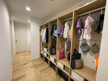 子どもが片付けない悩みを解消！玄関近くに「家族ロッカー」がある間取りで家が劇的スッキリ