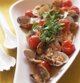 魚介のうま味とクセのある香りがたまらない！エスニック風アクアパッツァ