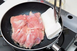 出てきた水分は臭みのもとなので、ペーパータオルできちんとふき取り、弱火のまま焼く