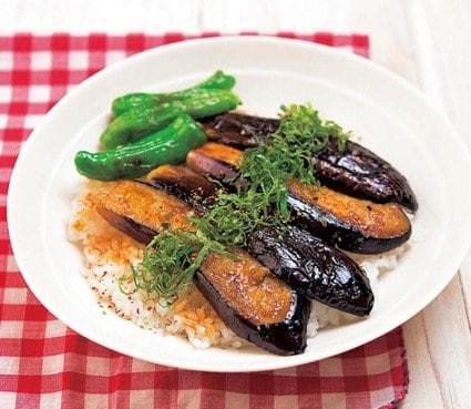 ●舌の上でとろける「ナスのバターじょうゆ丼」！青ジソの香りでご飯がすすむ
