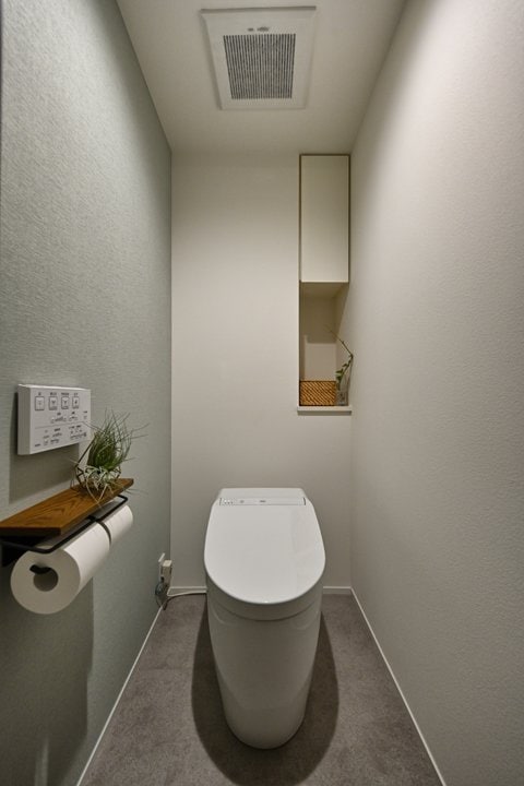 タンクレスでシンプル＆スッキリ仕上げたトイレ