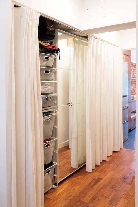 カーテンでラフに仕切ったクローゼット
