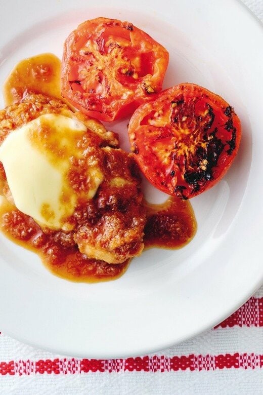 皿に盛られたトマトと鶏肉のチーズショウガ焼き