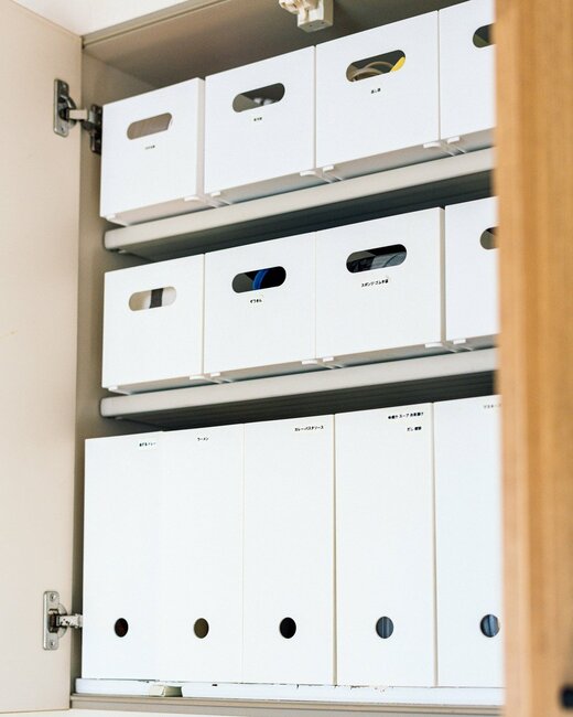 戸棚の中のファイルボックス