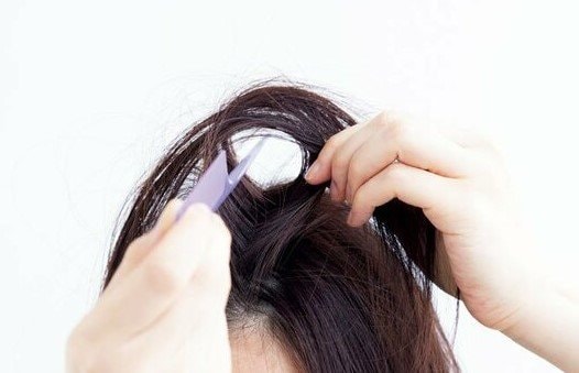 頭の上の髪の毛持ち上げ