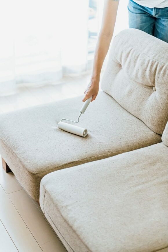 ソファを掃除する様子