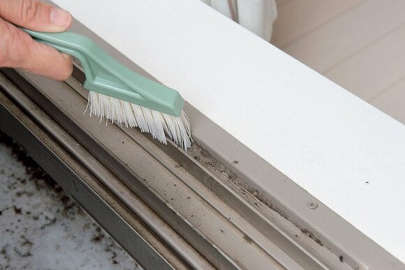 サッシはサッシブラシで汚れをベランダ側にかき出す