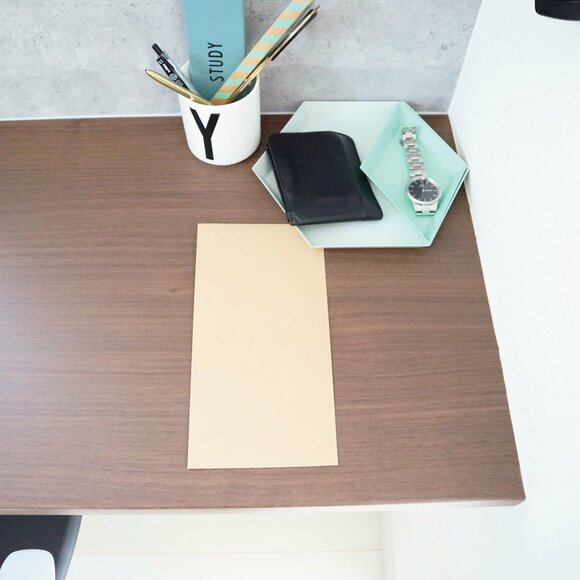 テーブルに封筒