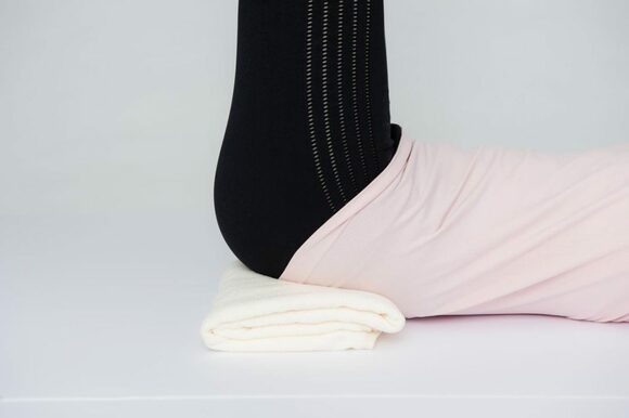 脚が上がらなければ、手やタオルを挟む