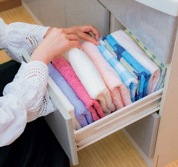 引き出しからタオルを取るところ