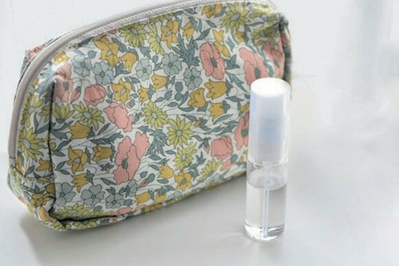 ミニスプレーボトルとポーチ