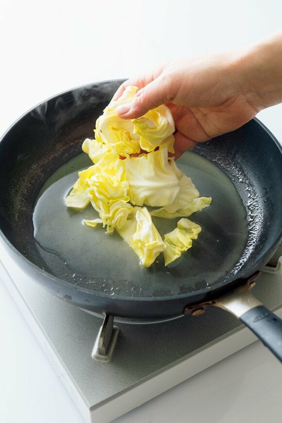 フライパンにキャベツ