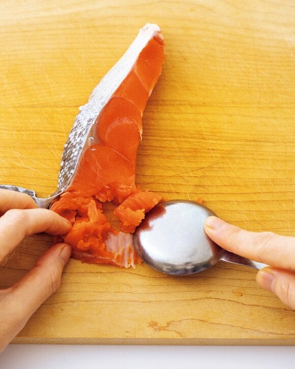 鮭を計量スプーンなどでかき出す