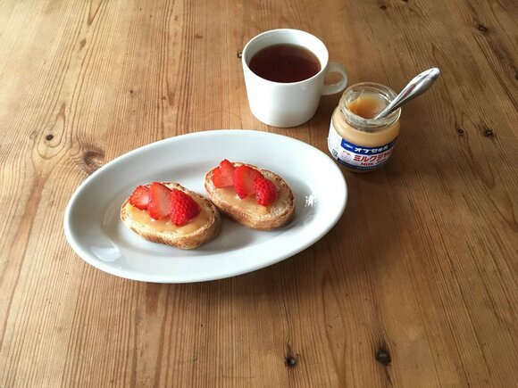 見た目もかわいい!イチゴミルクのっけパン
