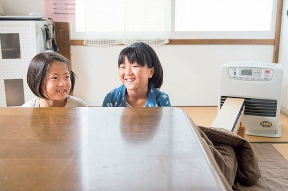 手製のコタツホースでヒーターの温風をコタツに