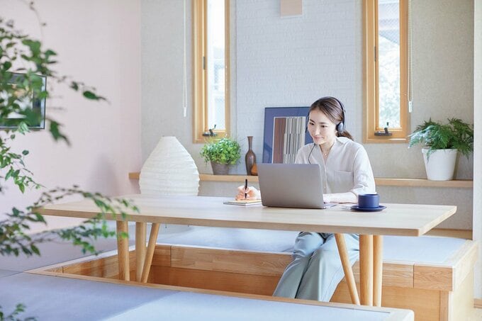在宅ワークスペースに女性