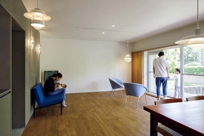 夫のコレクションのデザイナーズ照明が設置された団地の1階のリビングダイニング