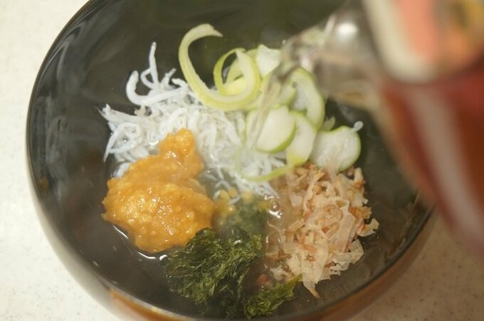 お椀にお湯を注ぐだけ