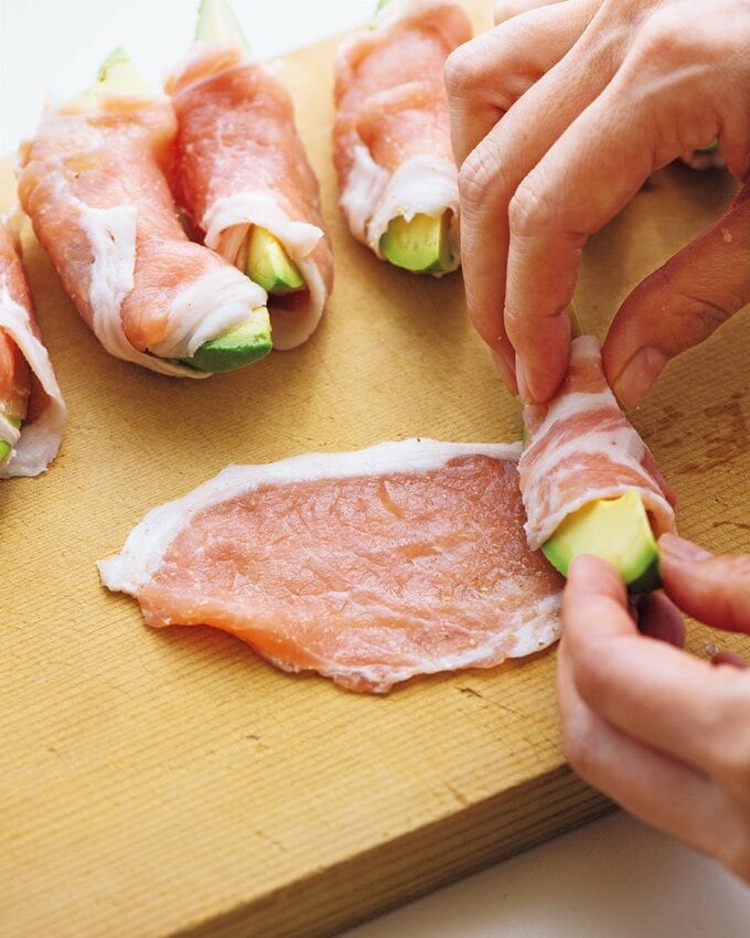 アボカドをお肉で巻く
