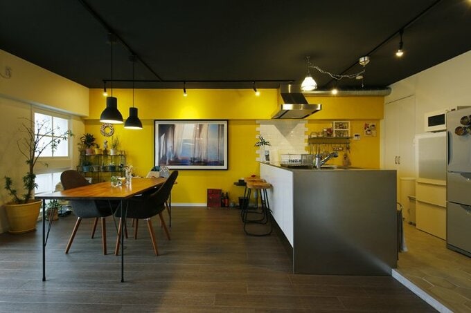 イエローのクロスで仕上げたオープンなダイニングキッチン