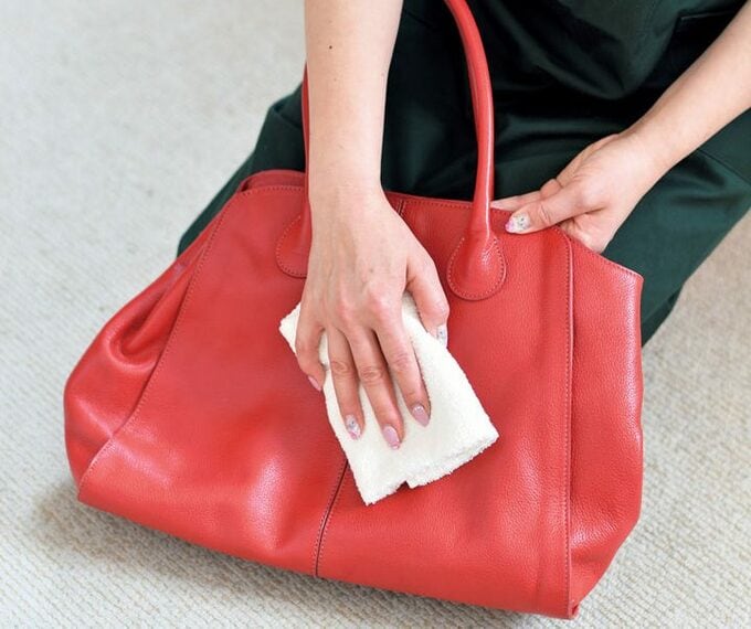 やわらかい布でバッグをふく様子