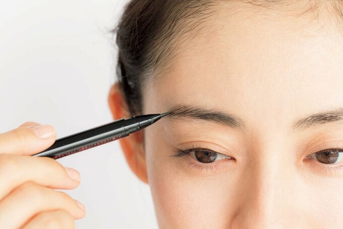 リキッドアイブロウで眉尻や隙間などたりない部分を埋める様子